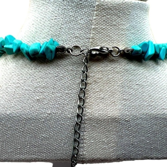 Turquoise Howlite & Red Beaded Necklace With Cross Pendant. N37 - Picture 8 of 9